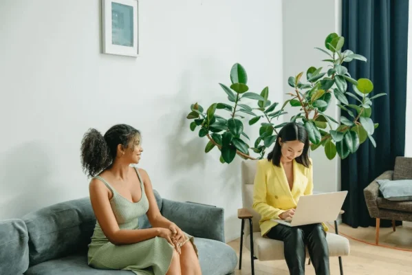 medically-managed-detox-process talking to a therapist